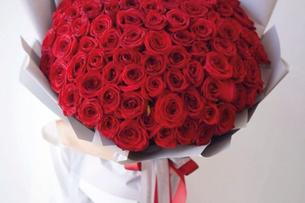 Regala bouquet 100 rose rosse Lombardia