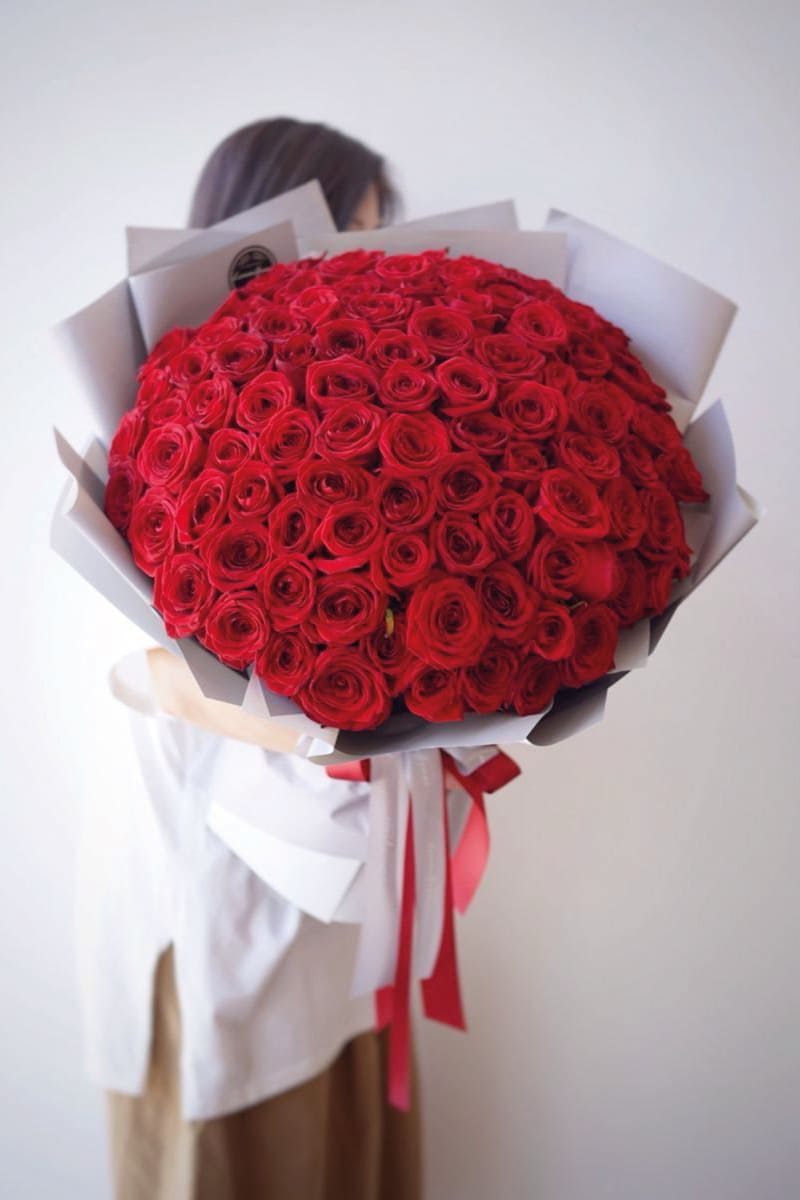 Regala bouquet 100 rose rosse Lombardia